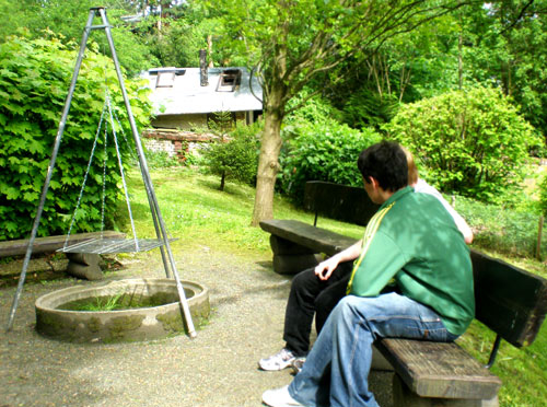 Schüler am Grillplatz